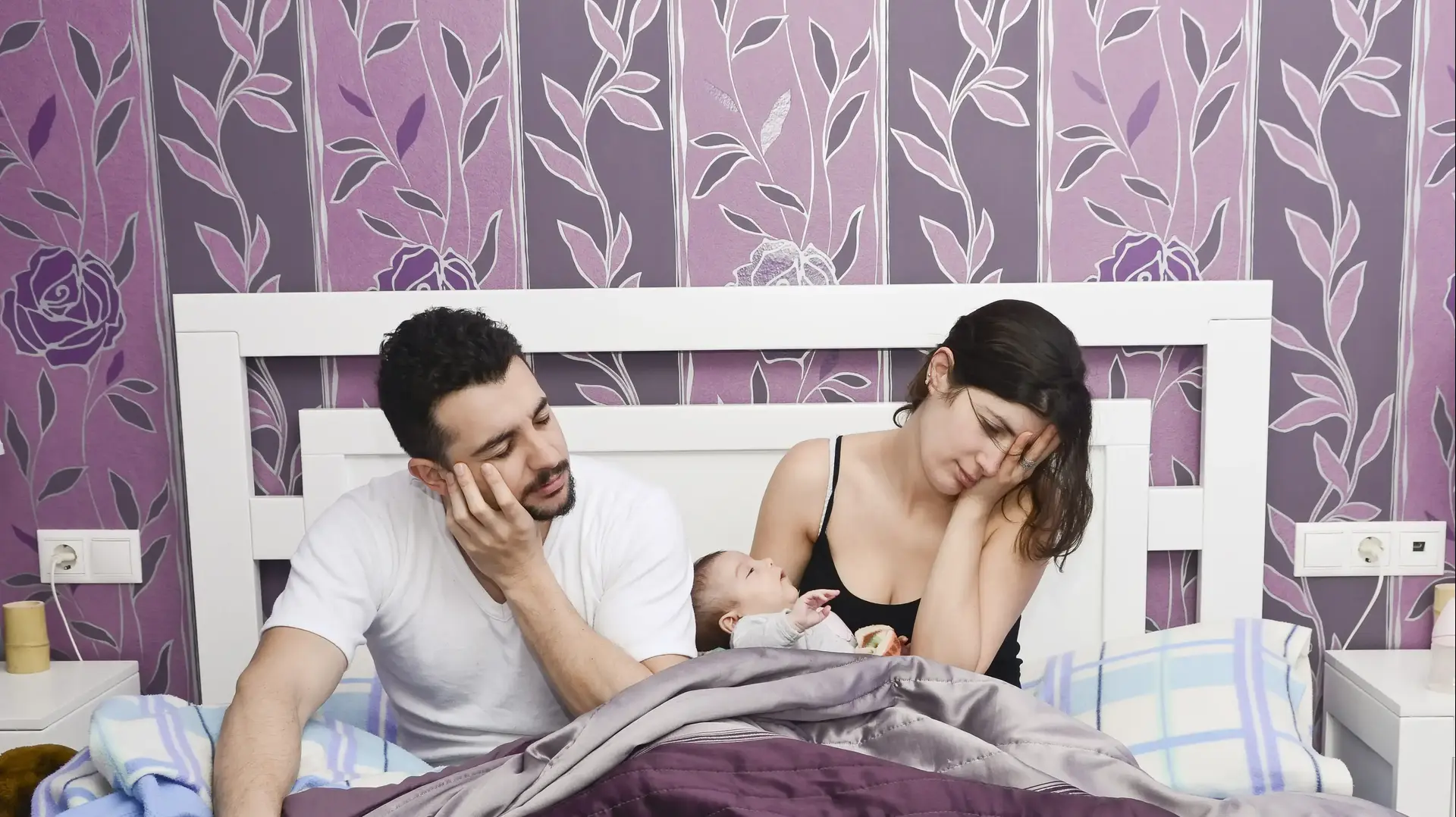 הורים עייפים עם תינוק