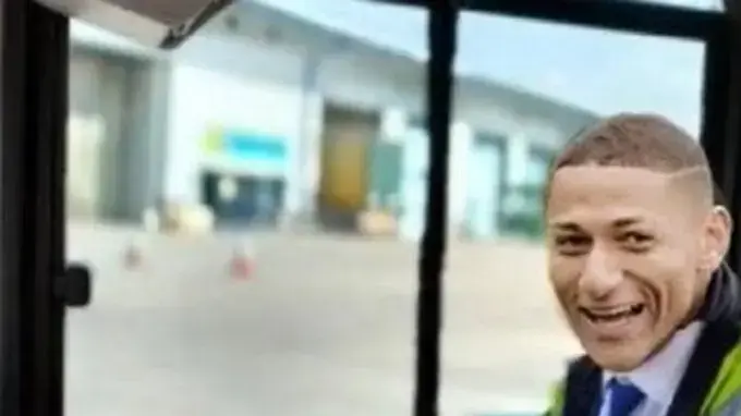 כוכב אברטון רישארליסון העלה לטוויטר תמונה שלו כנהג אוטובוס אחרי המתיחה על אוהדי ליברפול כוכב אברטון רישארליסון העלה לטוויטר תמונה שלו כנהג אוטובוס אחרי המתיחה על אוהדי ליברפול