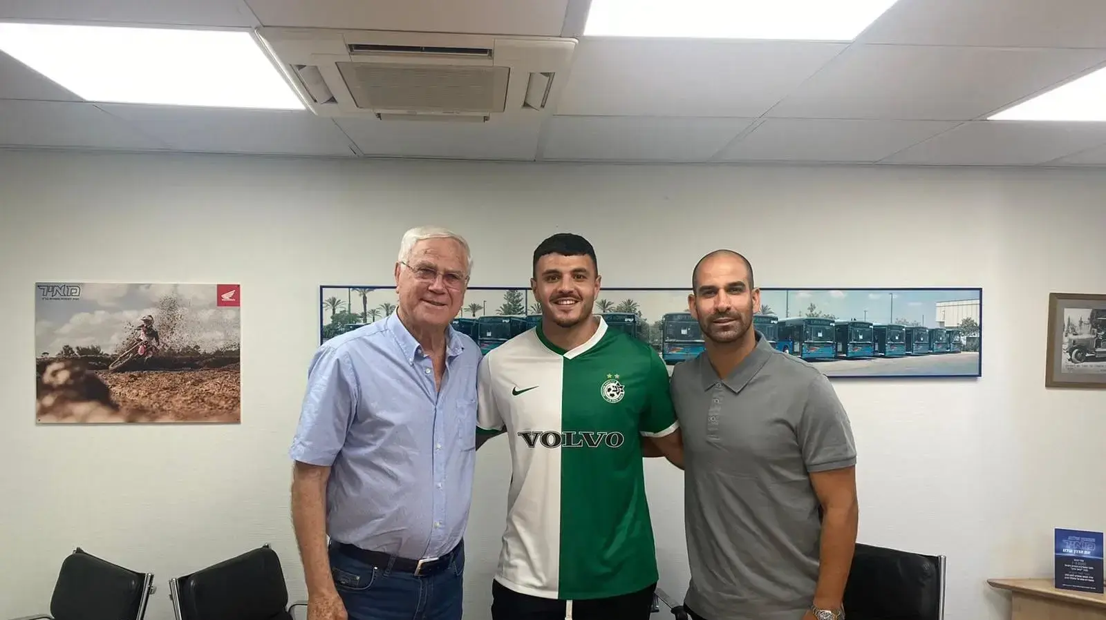 שחקן מכבי חיפה ינון אליהו עם גל אלברמן, יעקב שחר