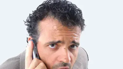 בחור מודאג מדבר בסלולרי