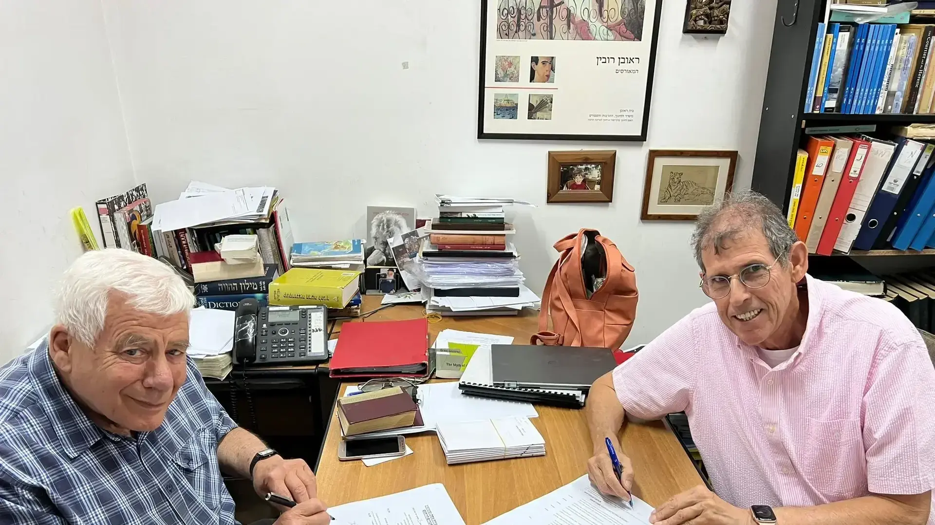 דובי איכנולד, ישראל כרמל בחתימת הסכם ידיעות ספרים - כרמל
