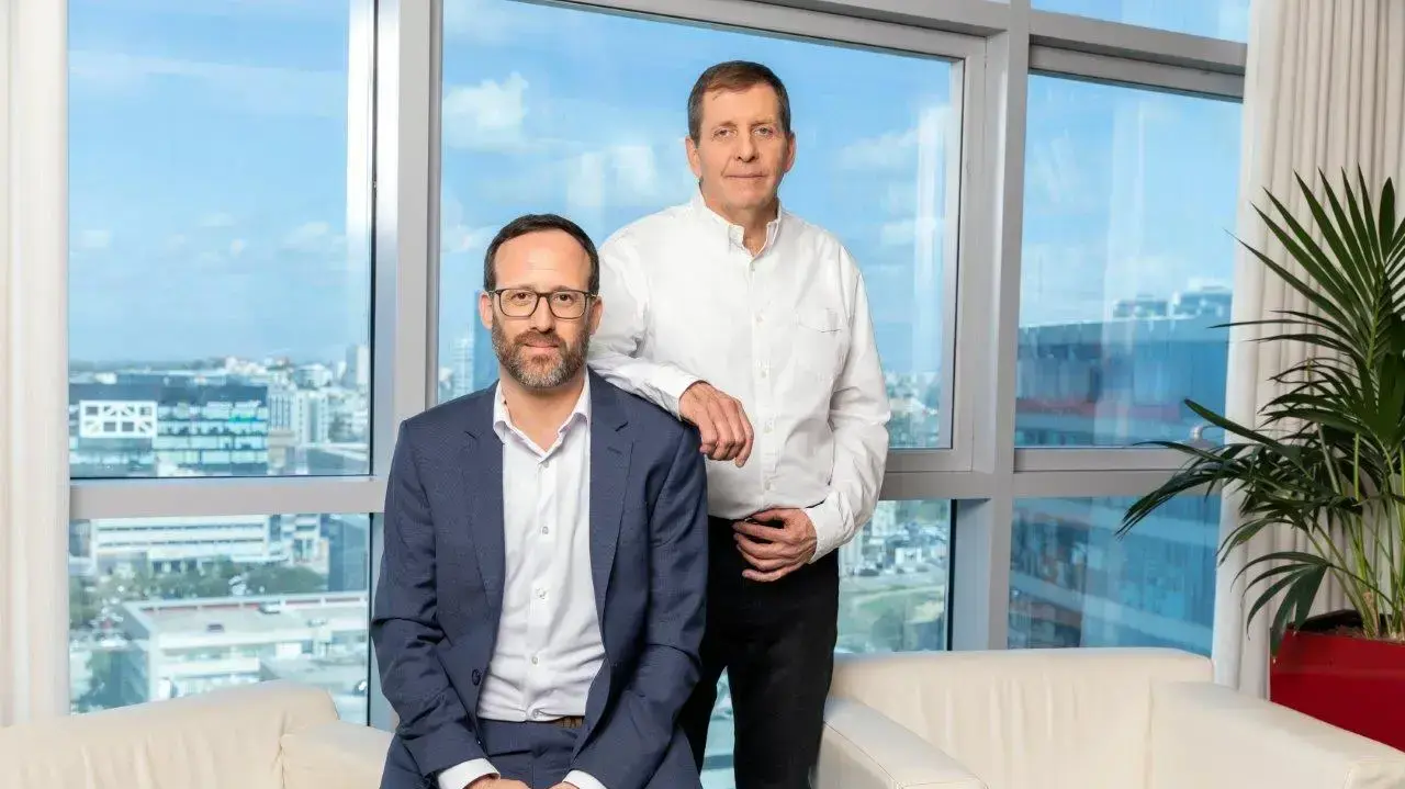 בראש ג'נריישן קפיטל עומדים המייסדים יוסי זינגר, המכהן כיו"ר פעיל, וארז בלשה, כמנכ"ל