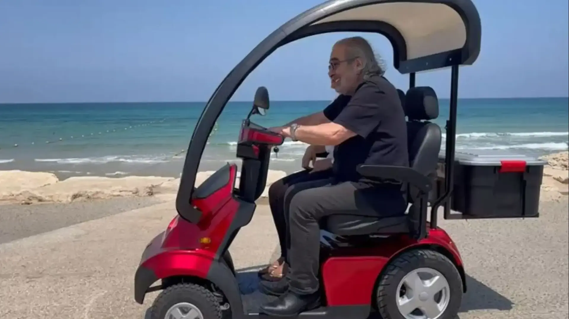 קלנועית אפיקים בצילומים לקמפיין עם הפרזנטור בועז שרעבי