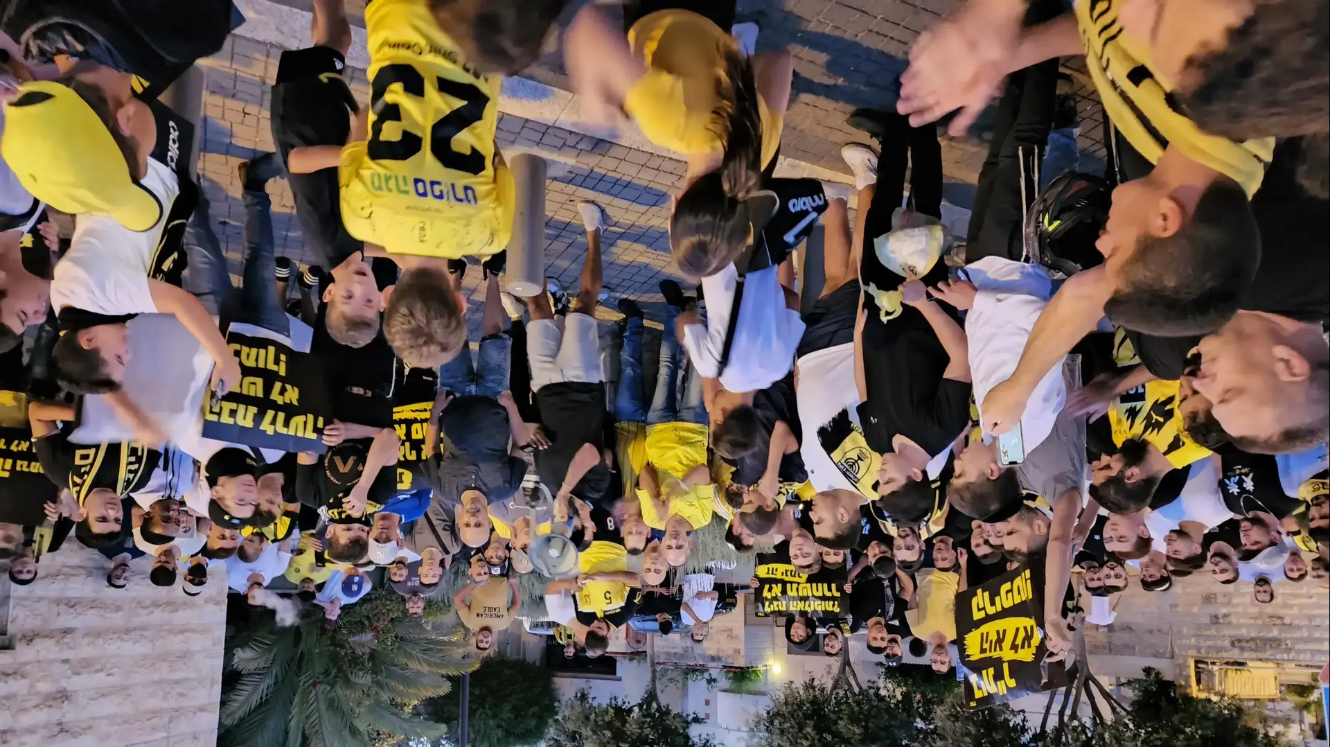 אוהדי בית"ר ירושלים מפגינים מול ביתה של סיגלית סייג