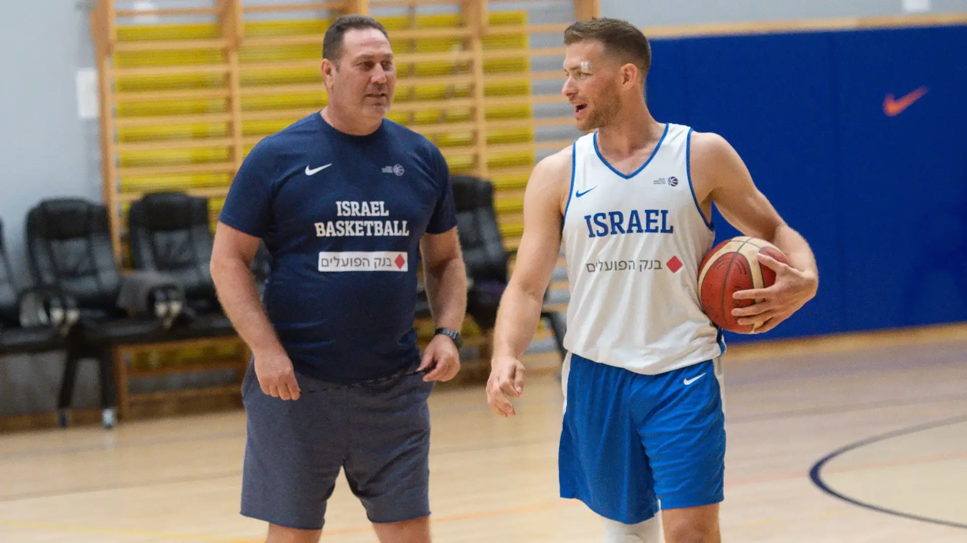 גל מקל עם המאמן גיא גודס באימון בחרת ישראל בכדורסל