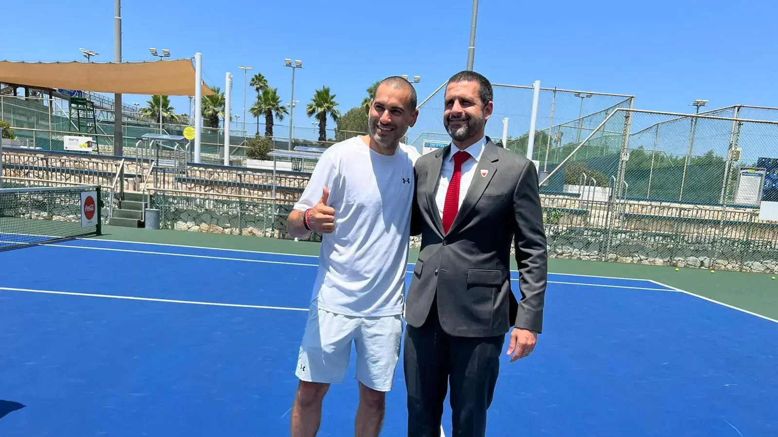 טניסאי העבר אנדי רם עם שגריר בחריין בישראל חאלד אל ג'לאמה