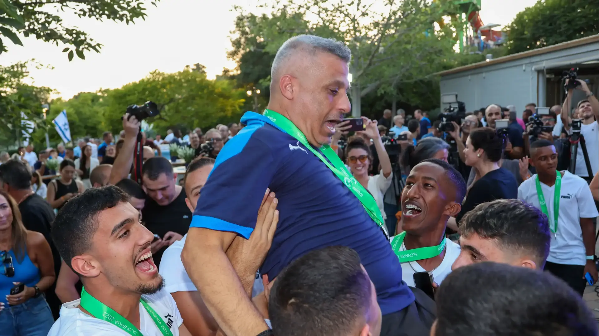 מאמן נבחרת הנוער של ישראל אופיר חיים מורם על ידי השחקנים
