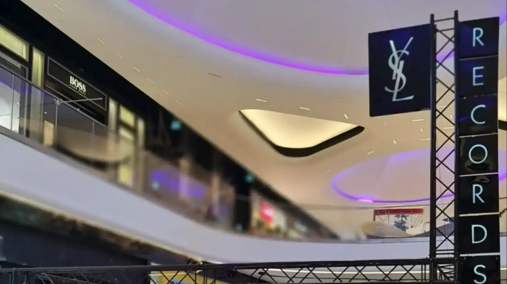 דוכן ysl בקניון tlv