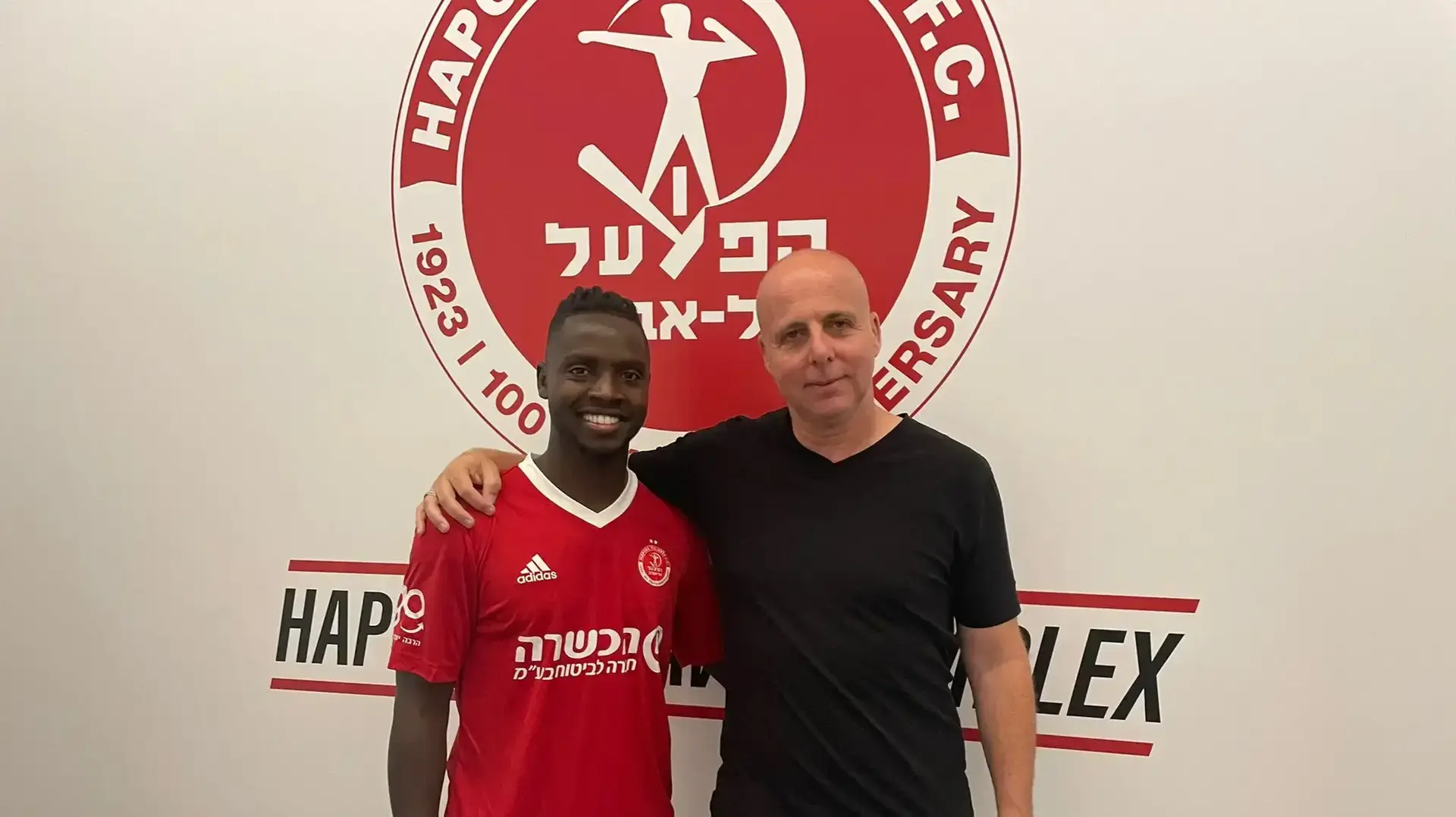 שחקן הפועל תל אביב סינטאיהו סלליך עם גלעד קצב שחקן הפועל תל אביב סינטאיהו סלליך עם גלעד קצב