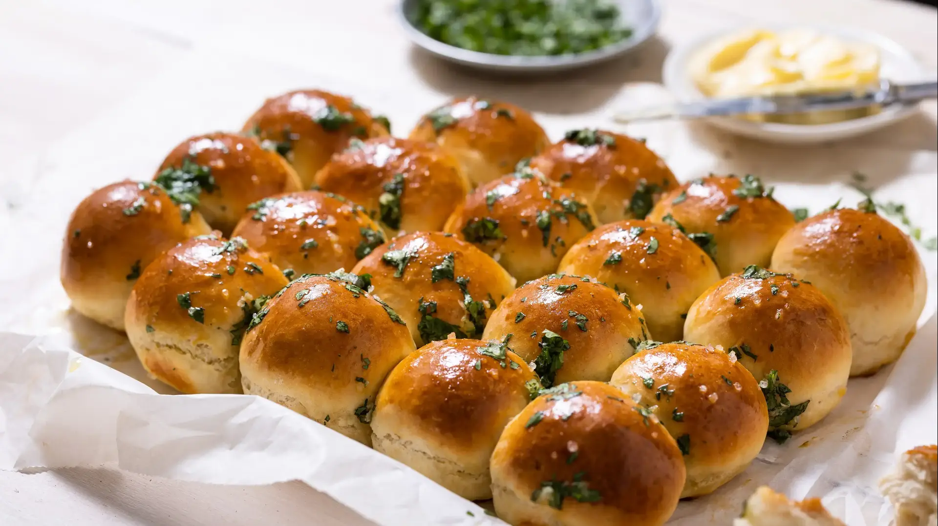 לחמניות כוסמין עם שום ועשבי תיבול