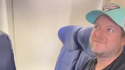 נוסע שמצא שיטה להשאיר את המושב לידו פנוי נוסע שמצא שיטה להשאיר את המושב לידו פנוי