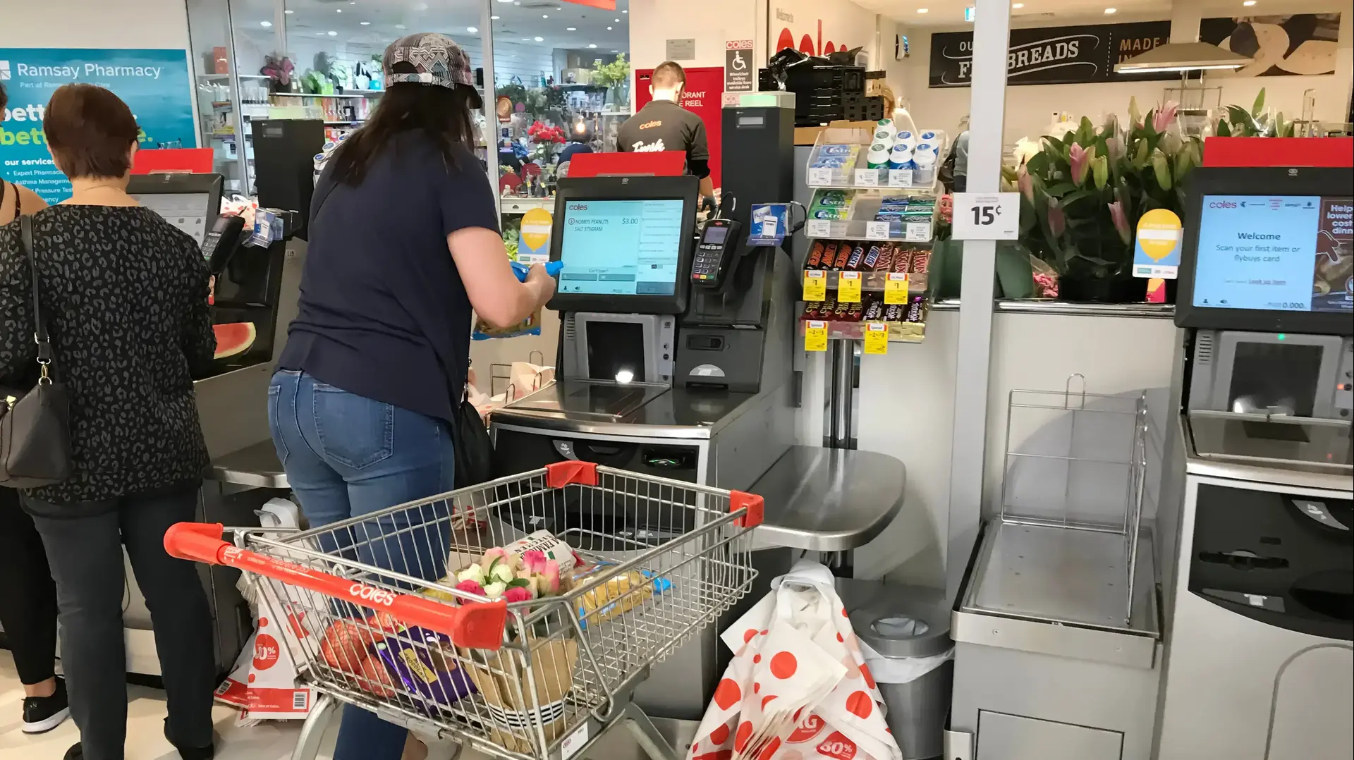 לקוחות בקופת שירות עצמי בסופרמרקט