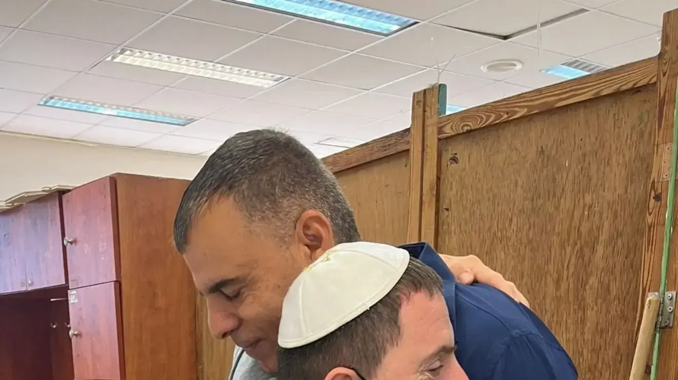 אחרי התקיפה, חיבוק מראש העיר