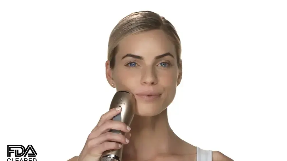 אישה מדגימה את השימוש בנומייר פלוס