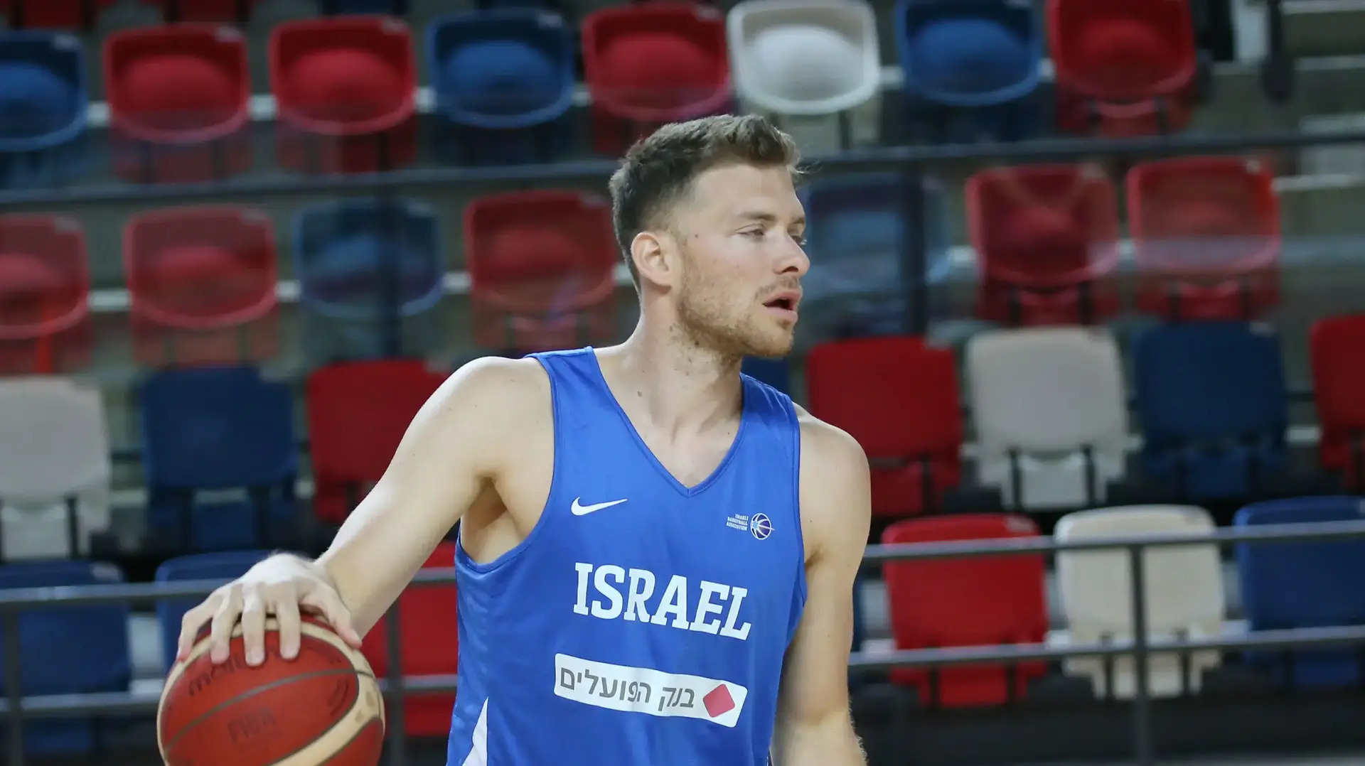 שחקן נבחרת ישראל בכדורסל גל מקל