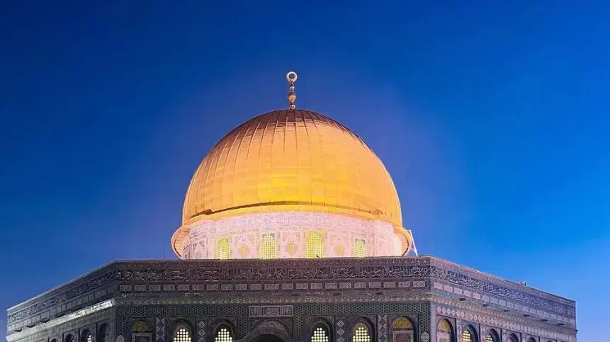 שחקני פריז סן ז'רמן אידריסה גיי, עבדו דיאלו, פרסנל קימפמבה מבקרים במסגד אל אקצה