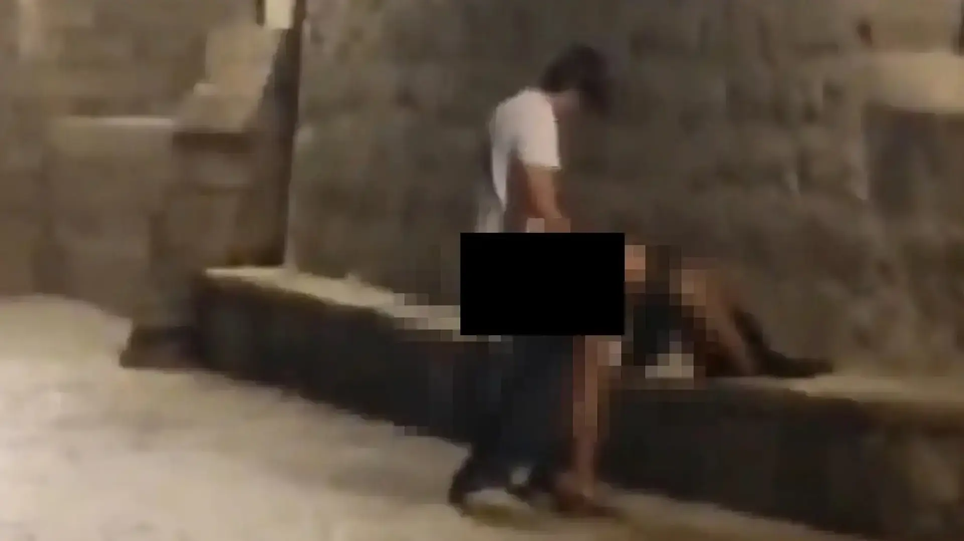 זוג מקיים יחסי מין באתר בו צולמה הסדרה "משחקי הכס"