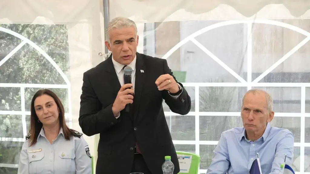 ראש הממשלה איר לפיד ביקר בכלא הביטחוני 'עופר', בליווי השר לביטחון הפנים עמר בר-לב, סגן שר הבט"פ יואב סגלוביץ, יו"ר הוועדה לביטחון פנים ח"כ מירב בן ארי ונציבת בתי הסוהר רב-גונדר קטי פרי, 2 באוגוסט 2022