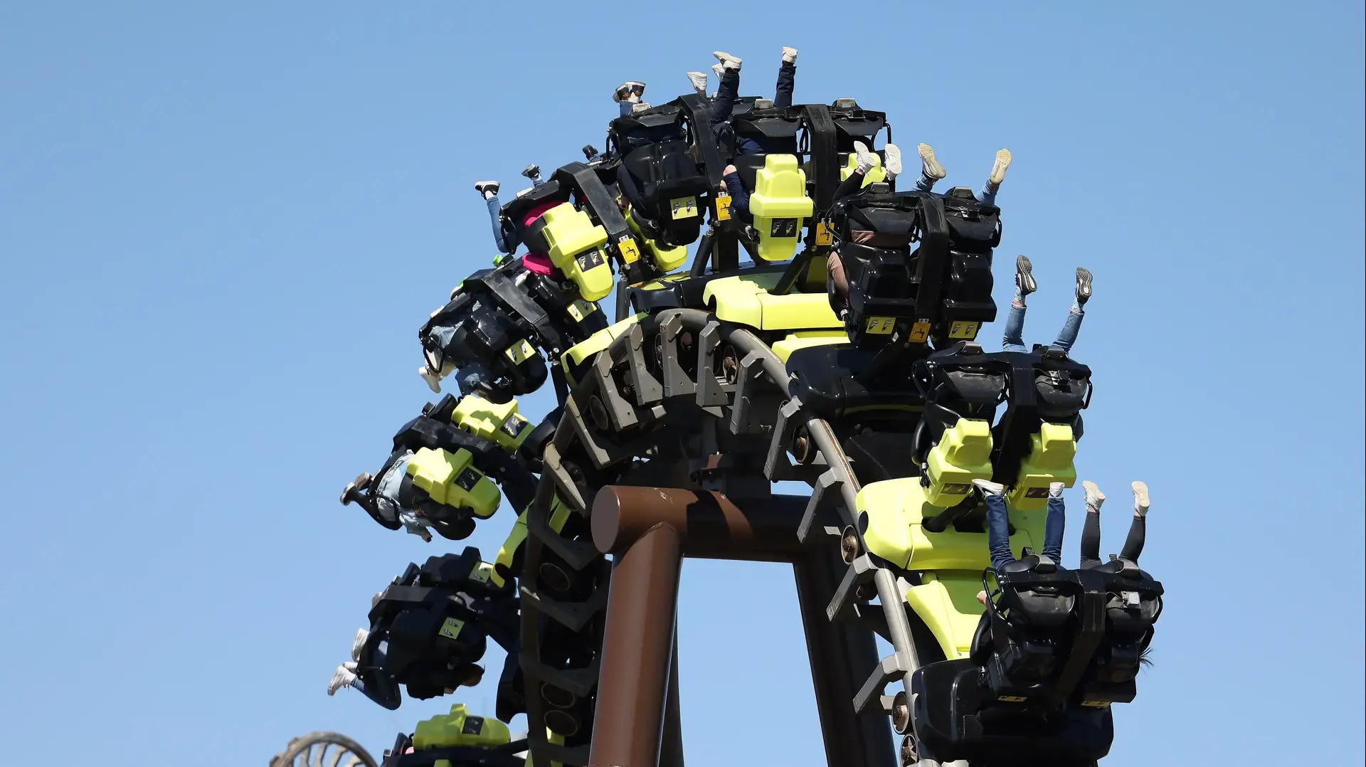 אנשים במהלך נסיעתם ברכבת הרים ב- Movie Park