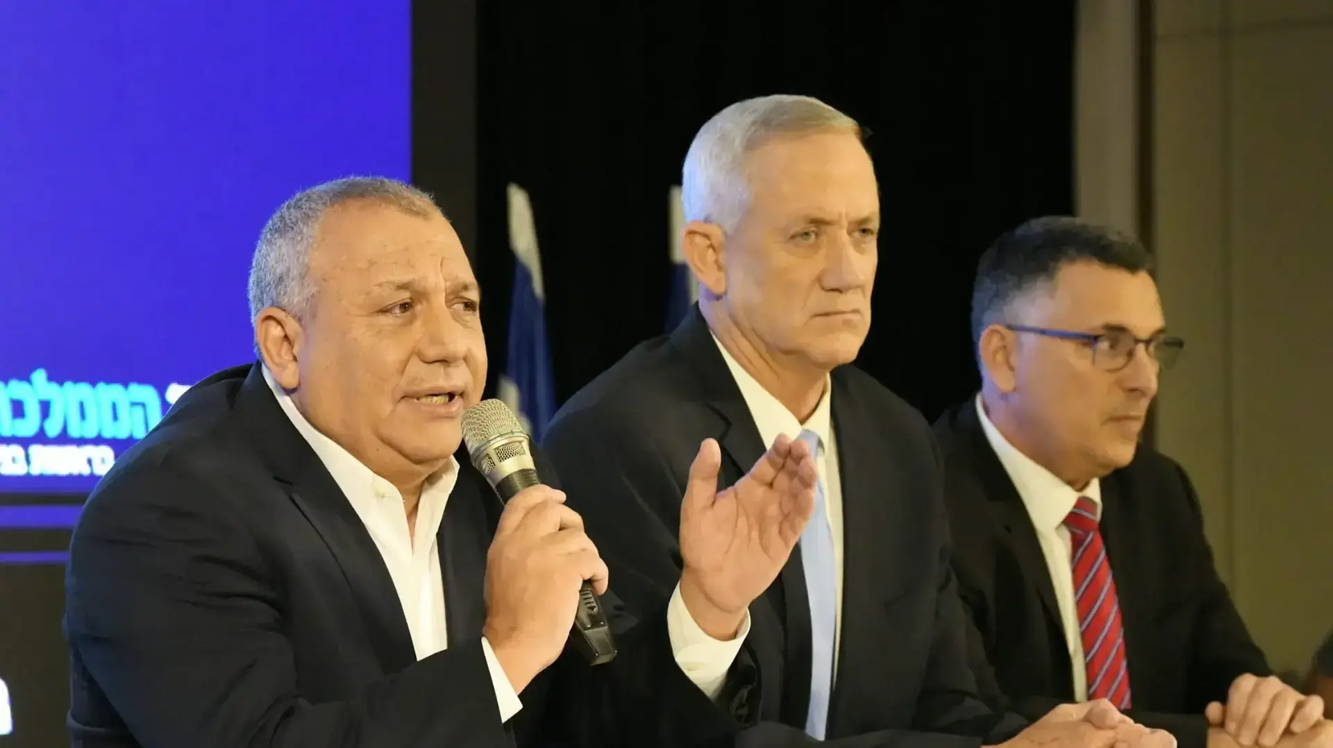 גדי איזנקוט בהכרזה על כניסתו לחיים הפוליטיים לצד בני גנץ וגדעון סער 14 באוגוסט 2022