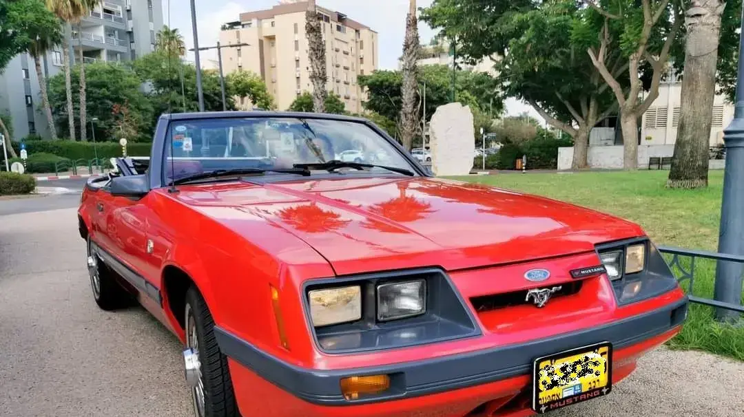 מוסטנג אדומה - רכב אספנות שבהשראתו ביקשה בעלת דירה בראש העין לעצב את ביתה