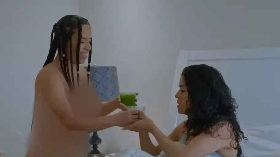 האימא והבת שעושות הכל ביחד - בעירום