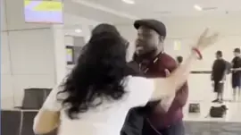 עובד בספיריט איירליינס הכה נוסעת בשדה התעופה בדאלאס