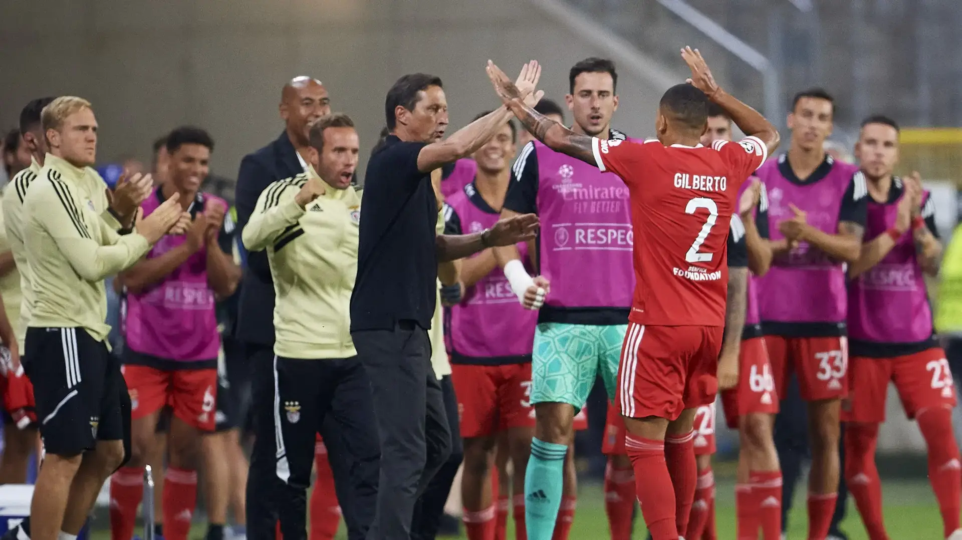 שחקני בנפיקה חוגגים שער של ז'ילברטו עם המאמן רוג'ר שמידט שחקני בנפיקה חוגגים שער של ז'ילברטו עם המאמן רוג'ר שמידט