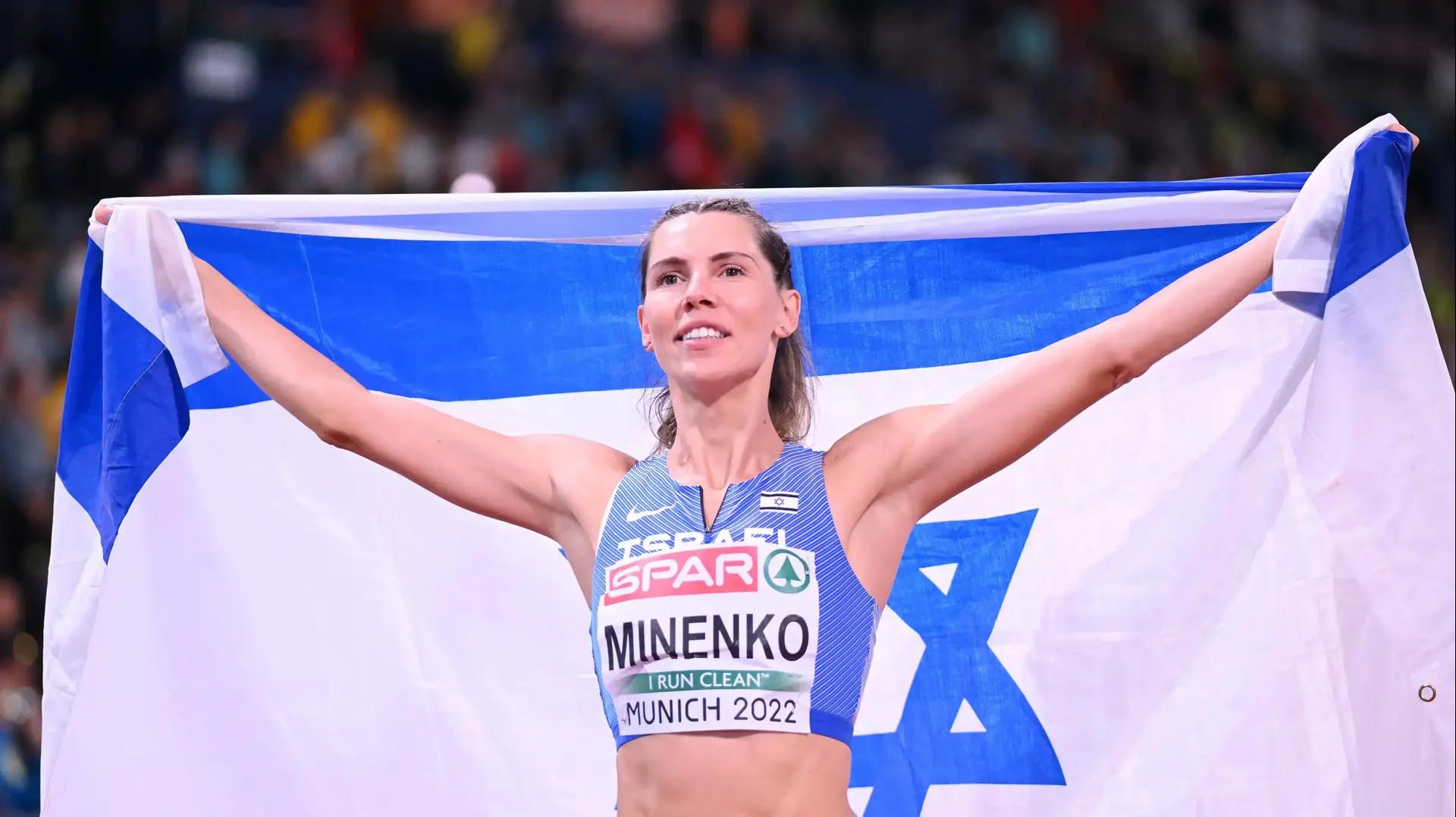 חנה קנייזבה מיננקו אחרי הזכייה במדליית הארד באליפות אירופה במינכן