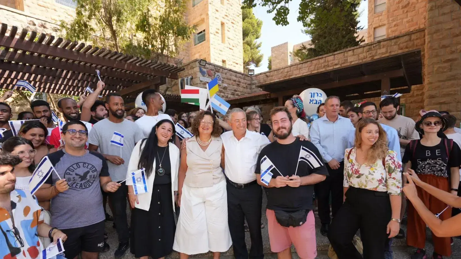 דורון אלמוג ורעייתו דידי במפגש עם העולות והעולים שמתגוררים באולפן עציון של הסוכנות היהודית