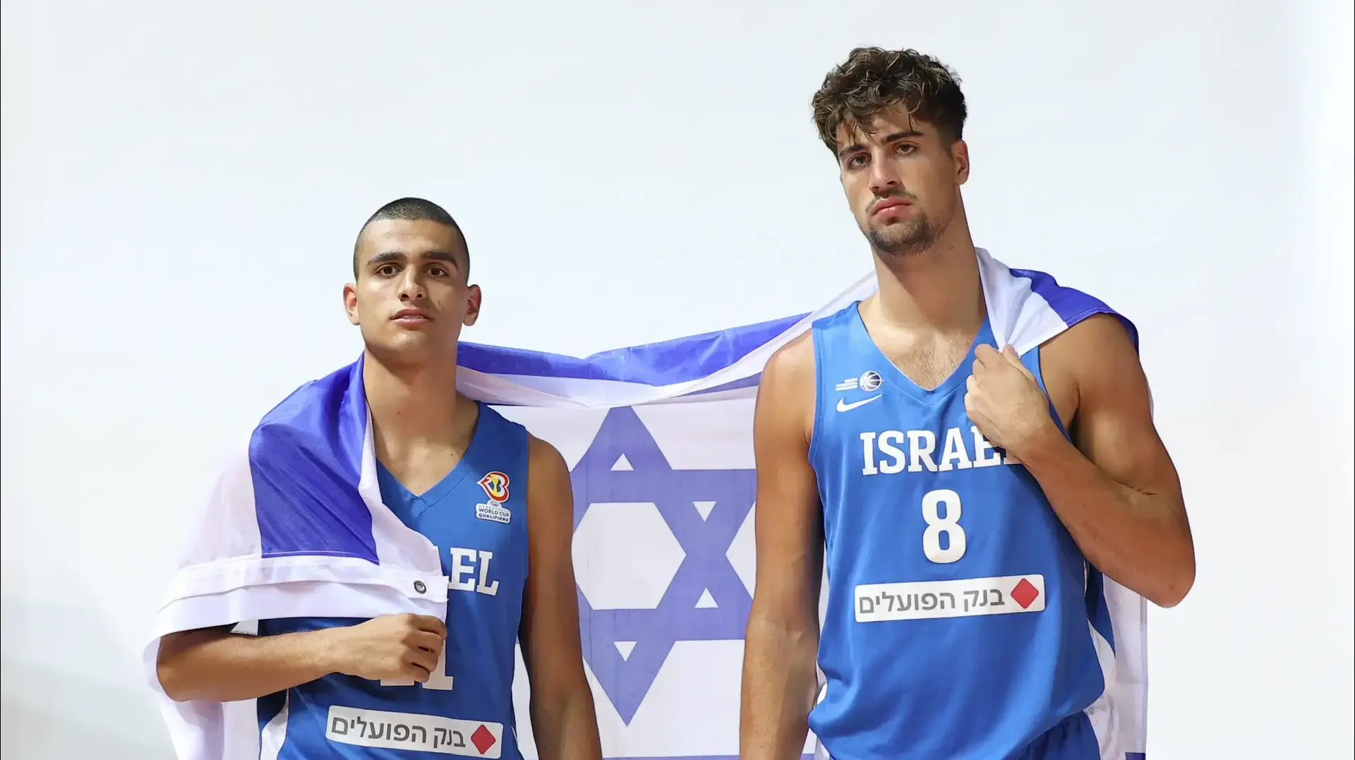 דני אבדיה לצד ים מדר עם דגל ישראל