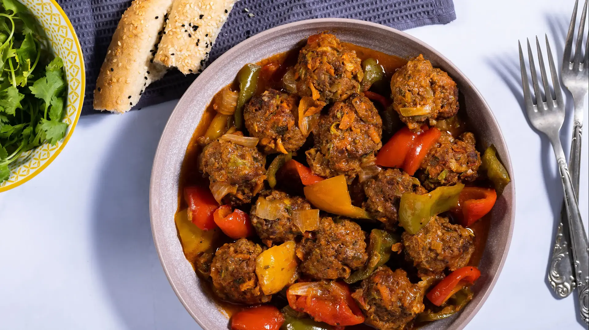 סיר קציצות ופלפלים צבעוניים