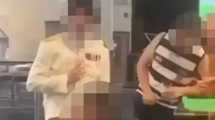 שחקן כדורגל מבצע מין אוראלי בחברו
