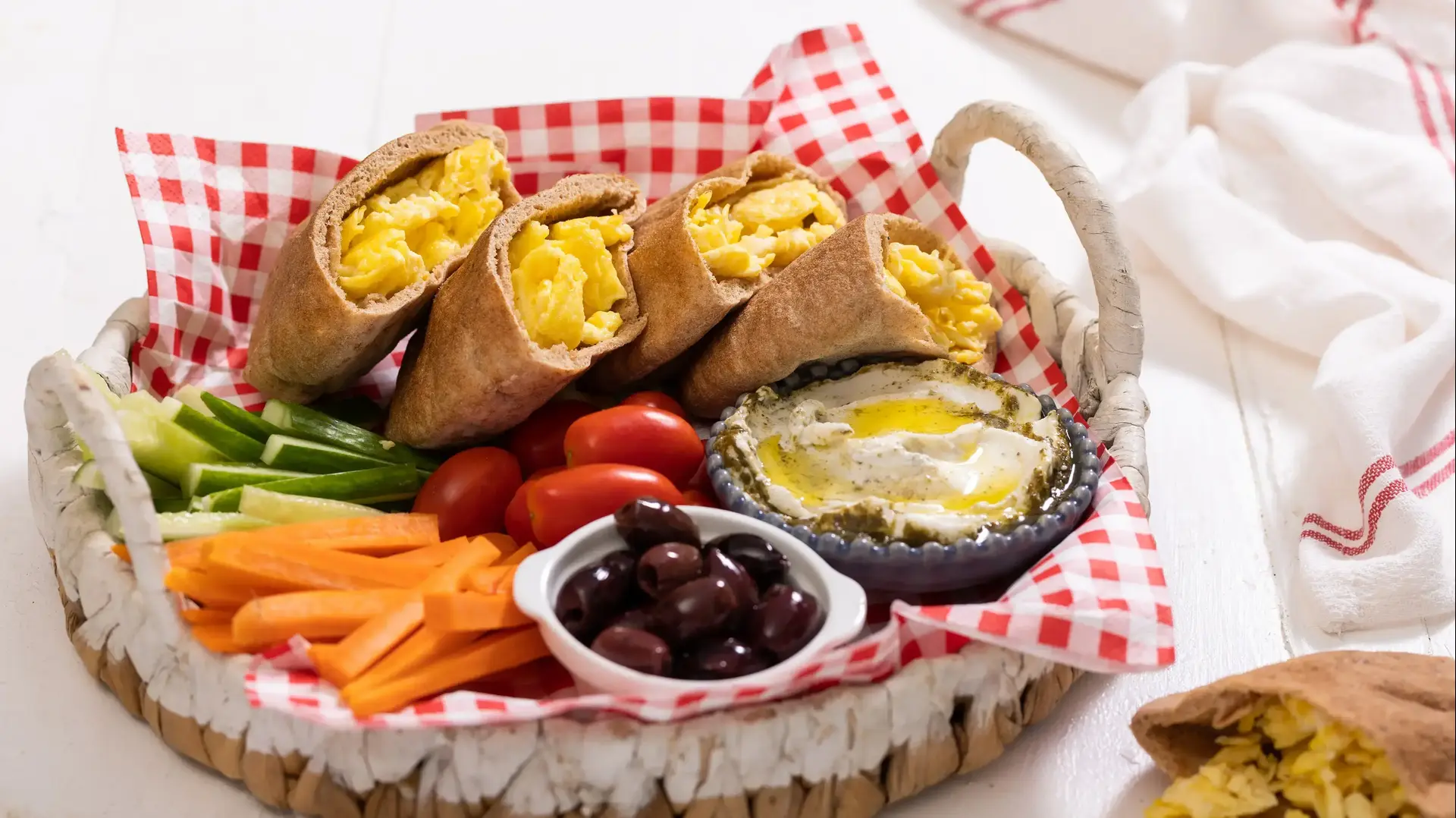 מגש צבעוני לארוחת ערב כולל פיתות ביס עם ביצים מקושקשות