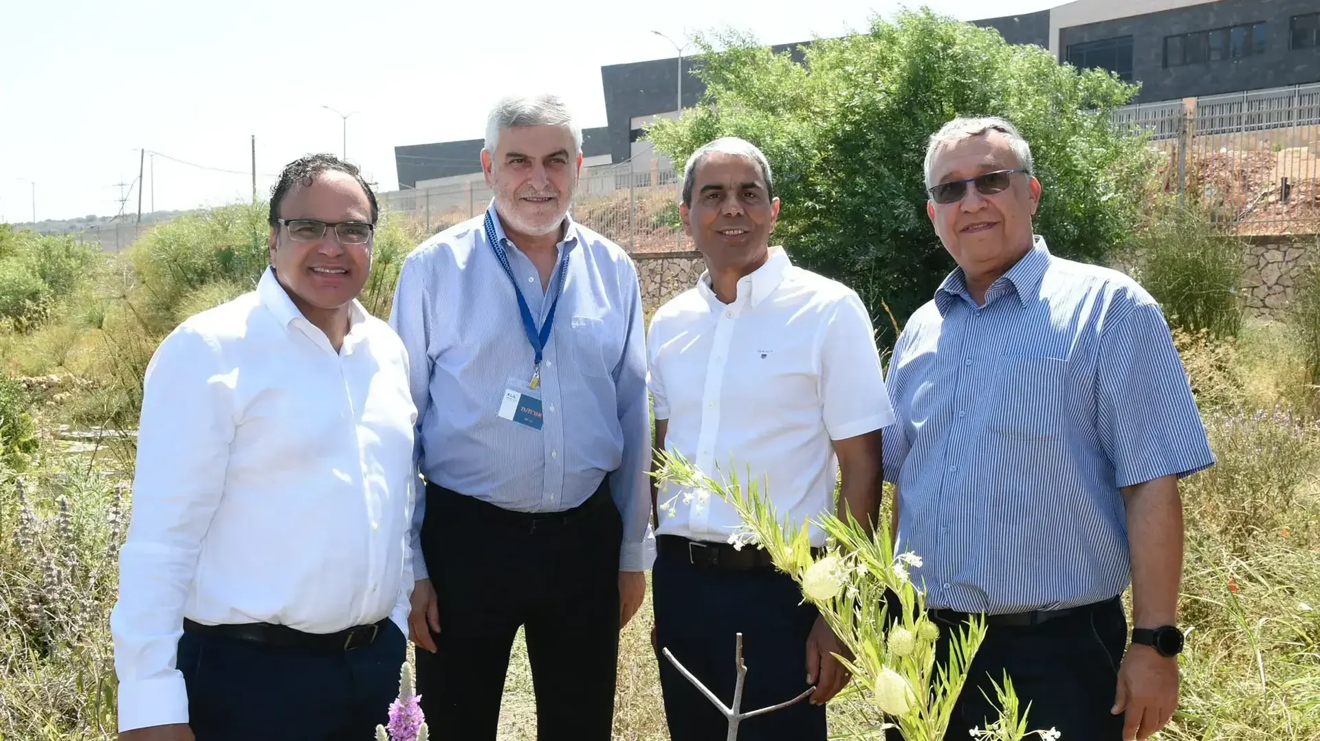מימין לשמאל:  יוני רובינזון משנה למנכ"ל קליל, פרדי אבוקרט מנכ"ל קליל, דב קוטלר, מנכ"ל בנק הפועלים, וצורי דבוש מנכ"ל קליל