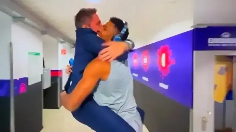 מאמן נבחרת איטליה ג'אנמרקו פוצקו קופץ על יאניס אנטטוקומפו מאמן נבחרת איטליה ג'אנמרקו פוצקו קופץ על יאניס אנטטוקומפו