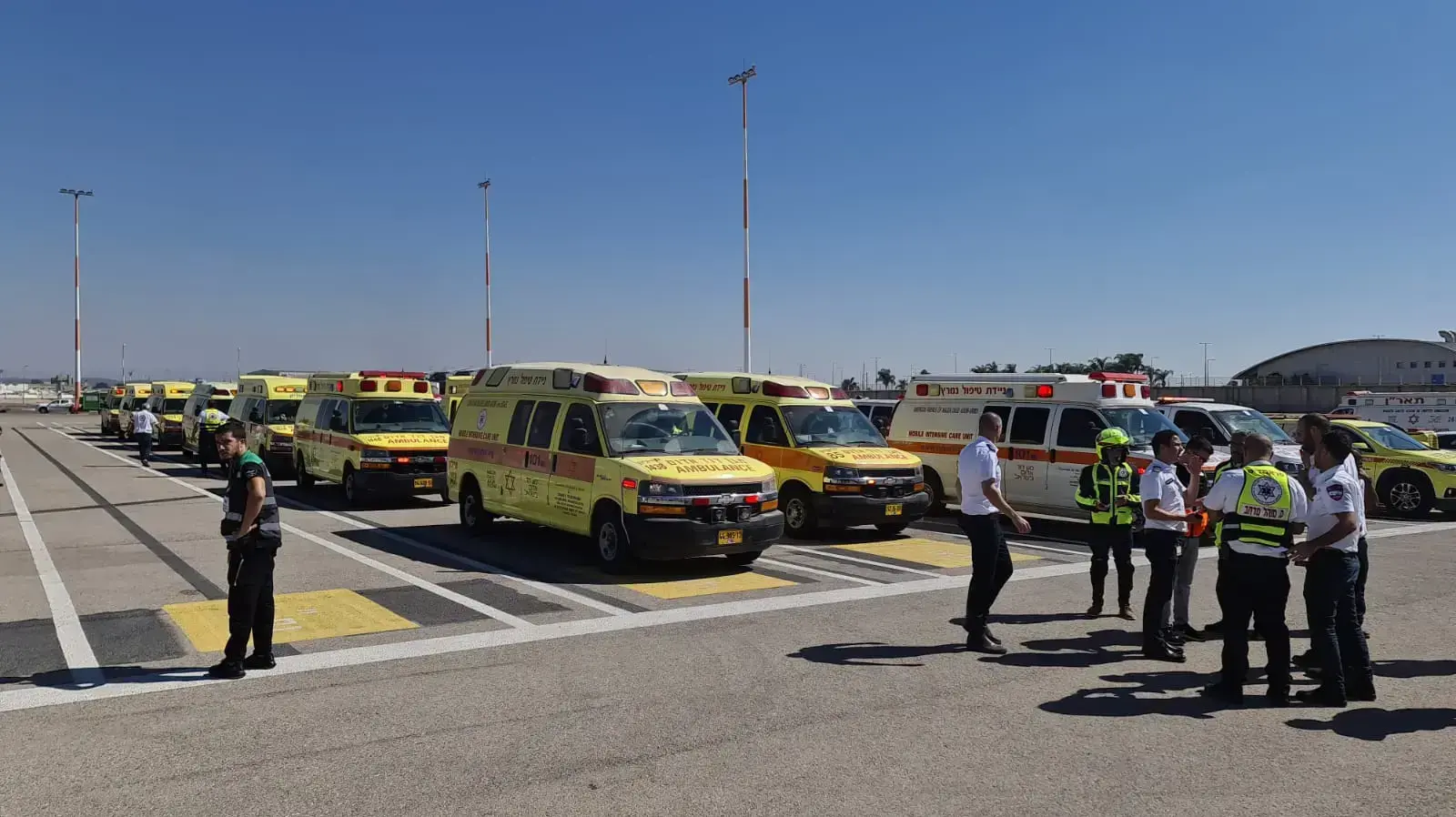 צוותי מד"א ממתינים בשדה התעוה לקראת נחיתת חירום 12 בספטמבר 2022