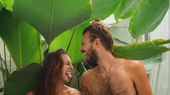 זוג ממן את ירח הדבש ומוכר צילומי עירום מהעולם