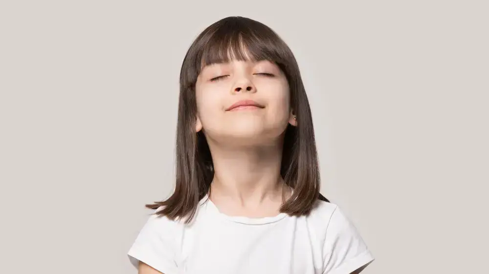 ילדה עוצמת עיניים ילדה עוצמת עיניים