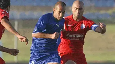 אייל שן שחקן הפועל אשקלון מול אלירן אלקיים בלם הפועל חיפה אייל שן שחקן הפועל אשקלון מול אלירן אלקיים בלם הפועל חיפה