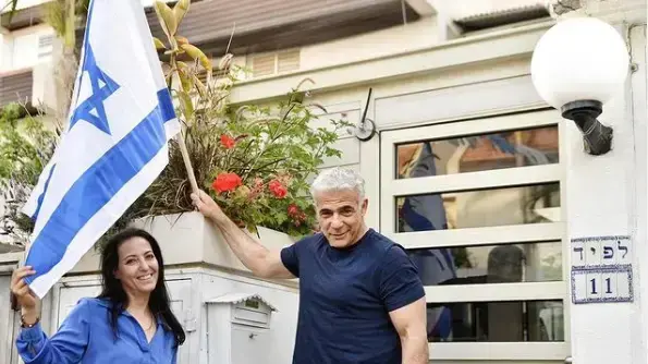 יאיר וליהיא לפיד בפתח ביתם ברמת אביב ג' יאיר וליהיא לפיד בפתח ביתם ברמת אביב ג'