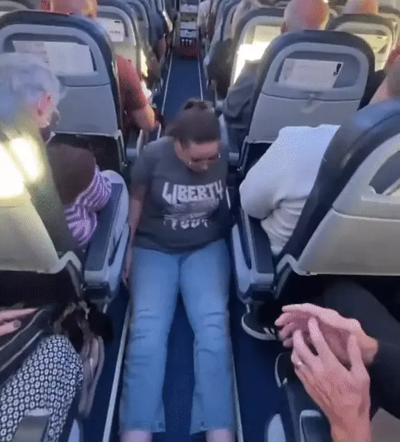 נוסעת נכה נאלצה לגרור עצמה במעבר המטוס