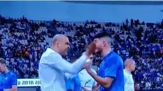 מאמן נבחרת ישראל הצעירה גיא לוזון סוטר לשחקן זיו מורגן