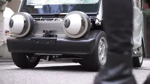עיניים על מכונית רובוטית עיניים על מכונית רובוטית