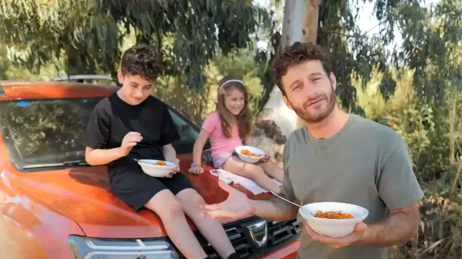 אושר אידלמן עם מתכון לפסטה עגבניות בסיר אחד שמכינים בשטח עם דאצ'יה דאסטר