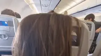 נוסעת הניחה את השיער על המושב מאחוריה