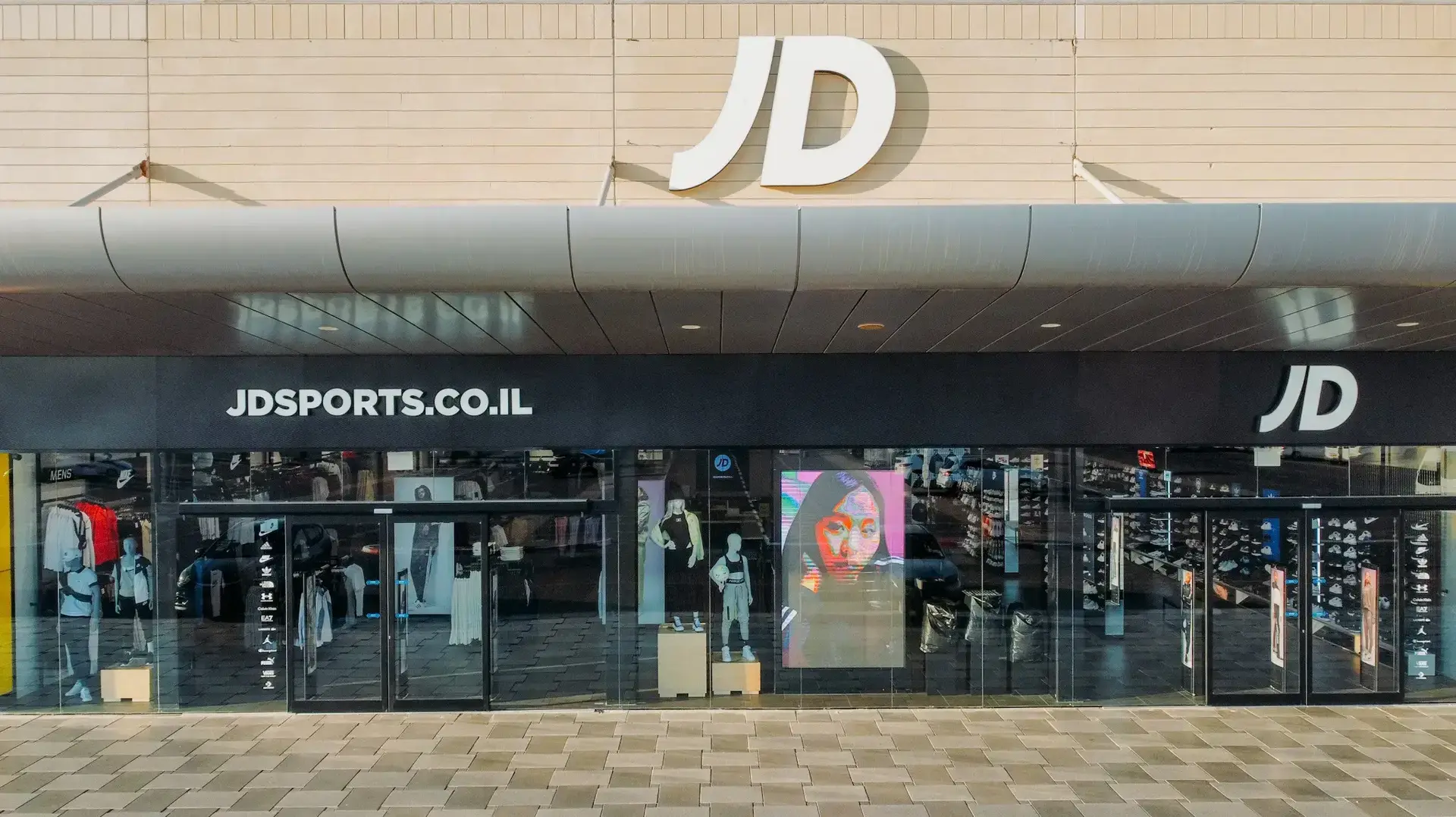 חנוות חדשה, 4 במספר, לרשת אופנת הספורט JD