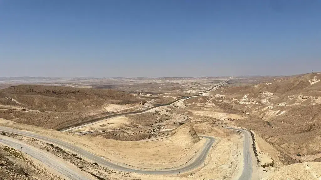 משפחת צנעני בטיול בכביש 10