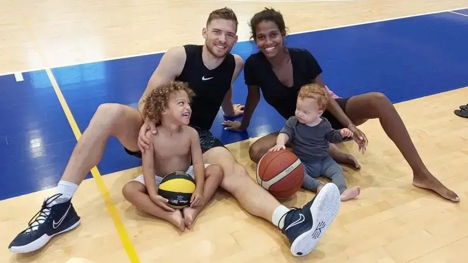 גל ודניאל מקל עם הילדים
