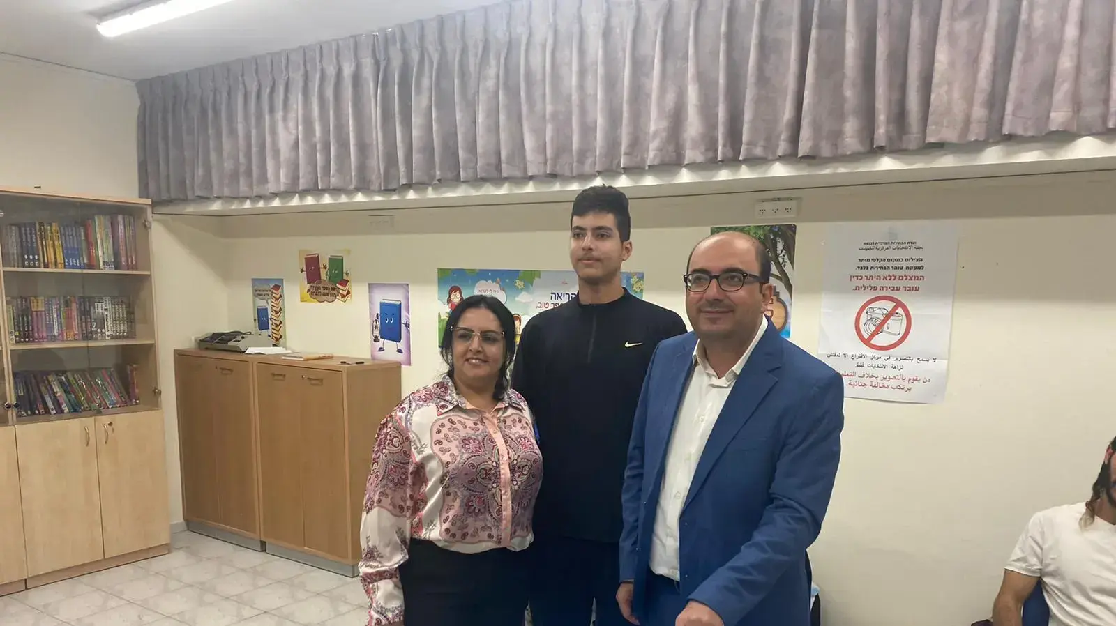 יו"ר בלד סמי אבו שחאדה מצביע בקלפי. 1 בנובמבר 2022